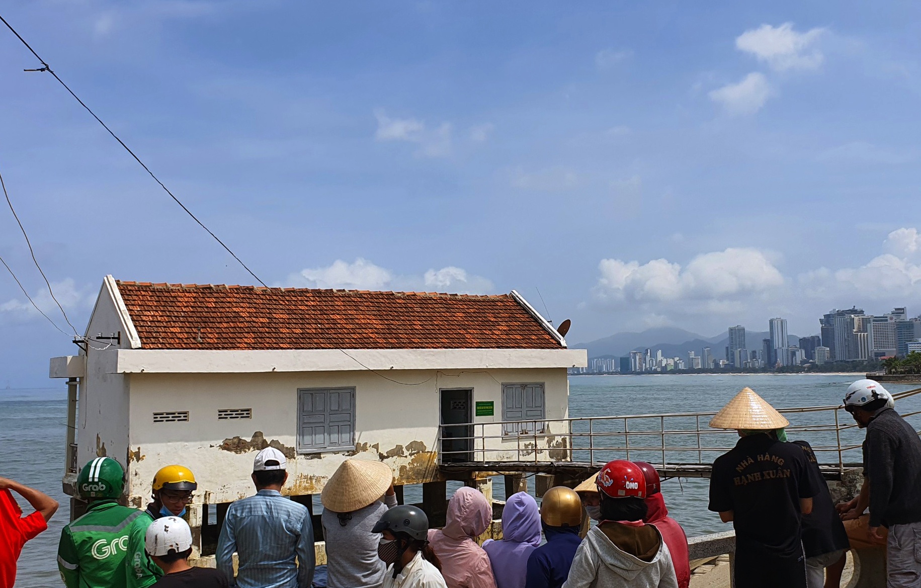 Thi the nguoi dan ong troi dat tren vinh Nha Trang hinh anh