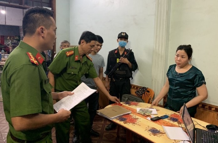 Hai phu nu cam dau duong day cho vay lai nang hinh anh