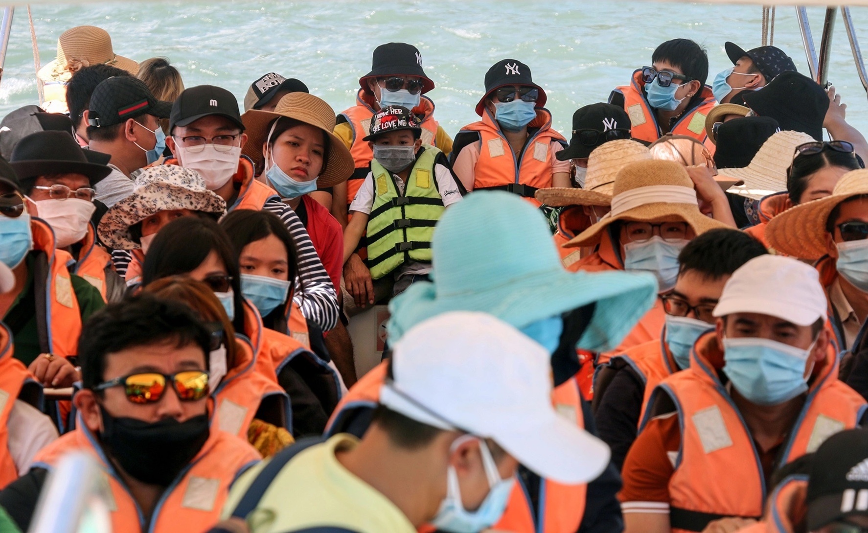 Hang nghin du khach chen chan cho di tour bien dao Nha Trang hinh anh