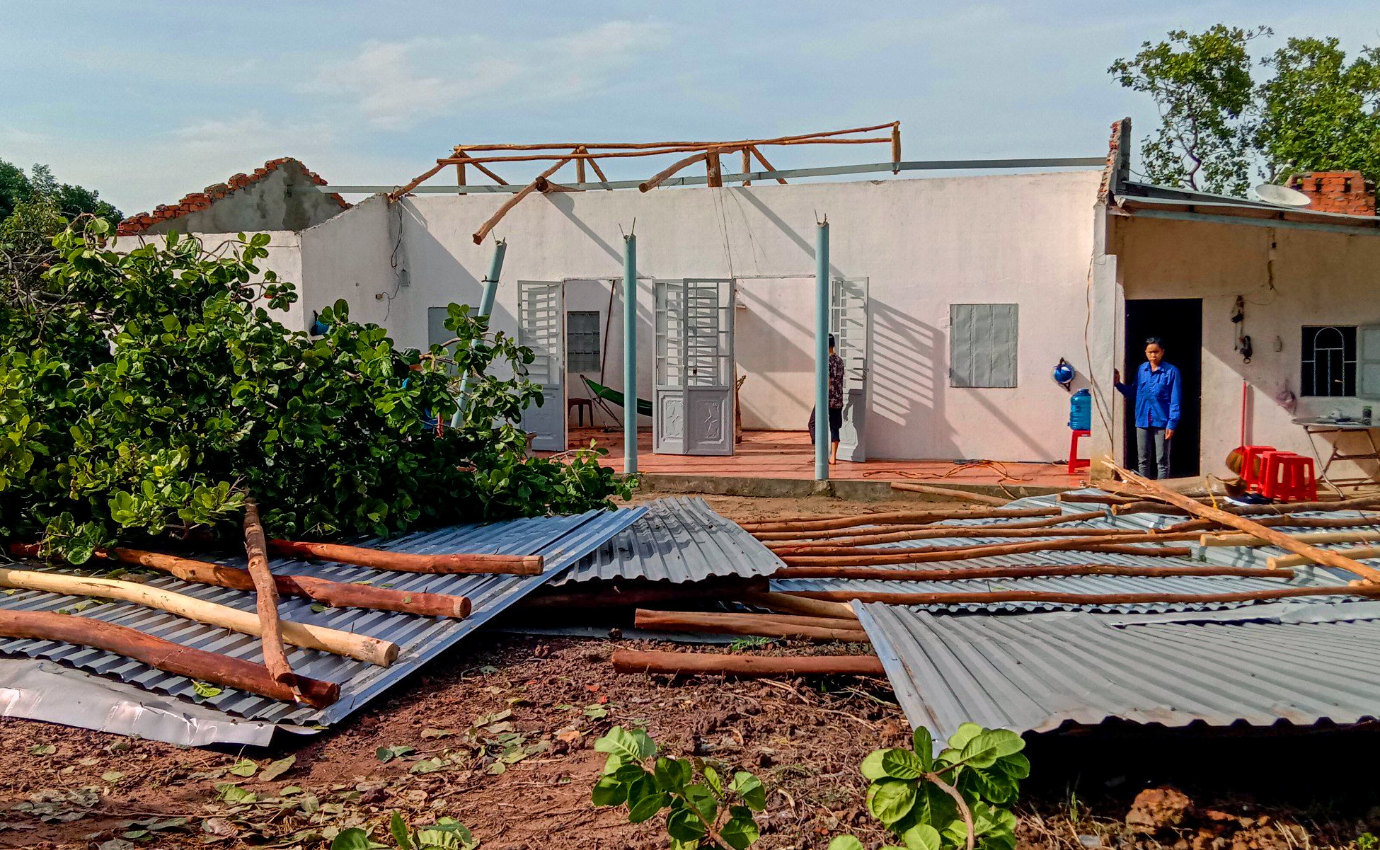 Loc xoay lam toc mai hon 20 ngoi nha hinh anh