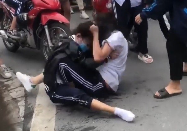 Hoc sinh bi ky luat vi dung chan da vao dau ban hinh anh