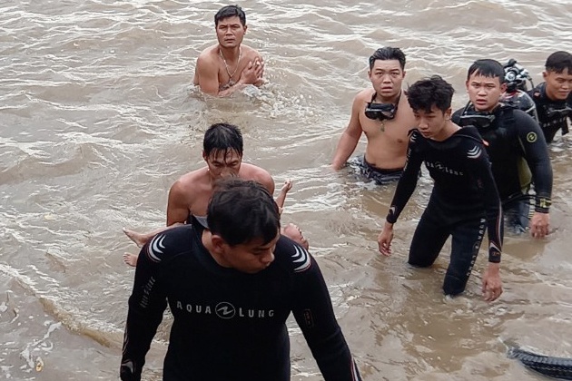 Be gai 2 tuoi roi song Soai Rap tu vong hinh anh