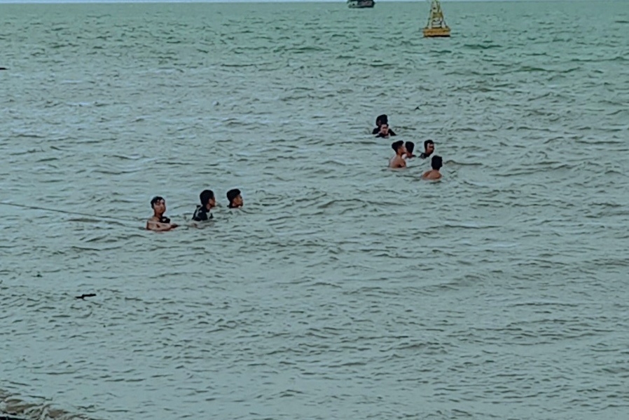 bé gái rơi sông Soài Rạp ảnh 1 be gai roi song Soai Rap anh 1