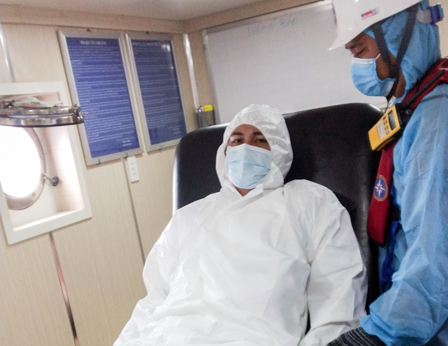 Cuu ngu dan nuoc ngoai bi nan anh 1