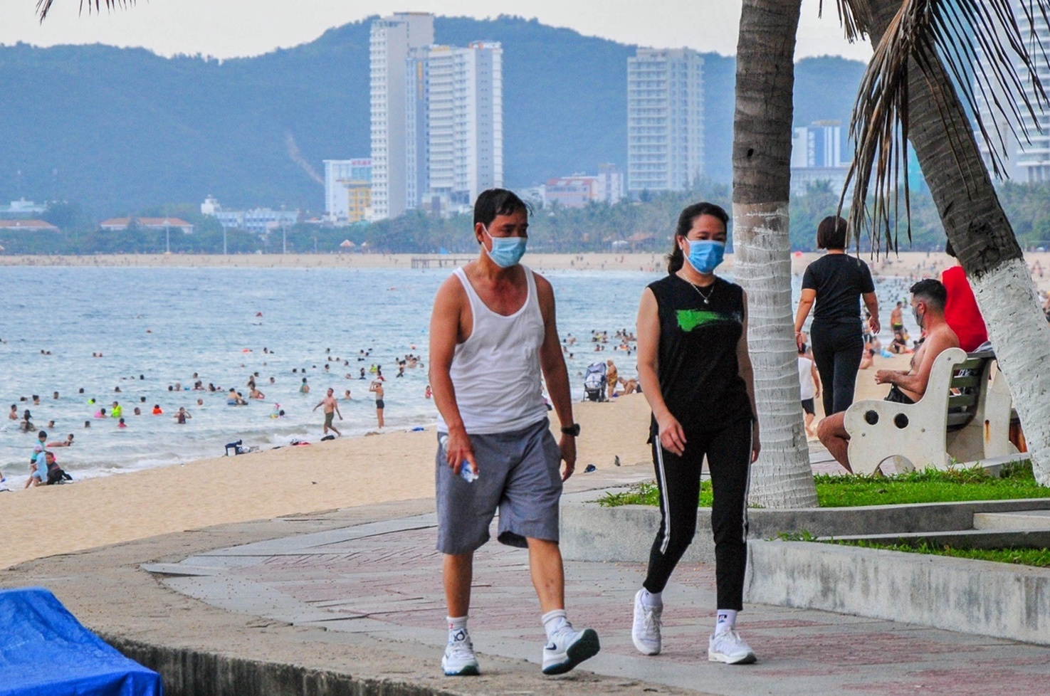 Nguoi dan tam bien Nha Trang anh 4