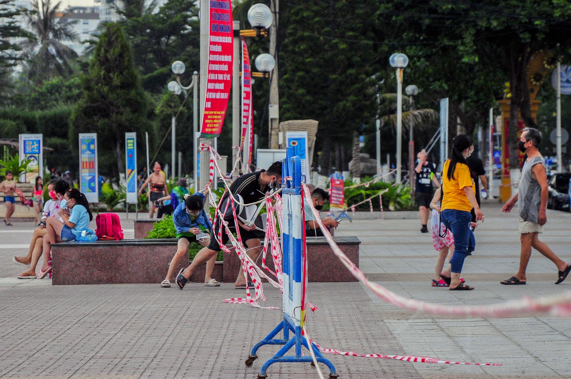 Nguoi dan tam bien Nha Trang anh 8