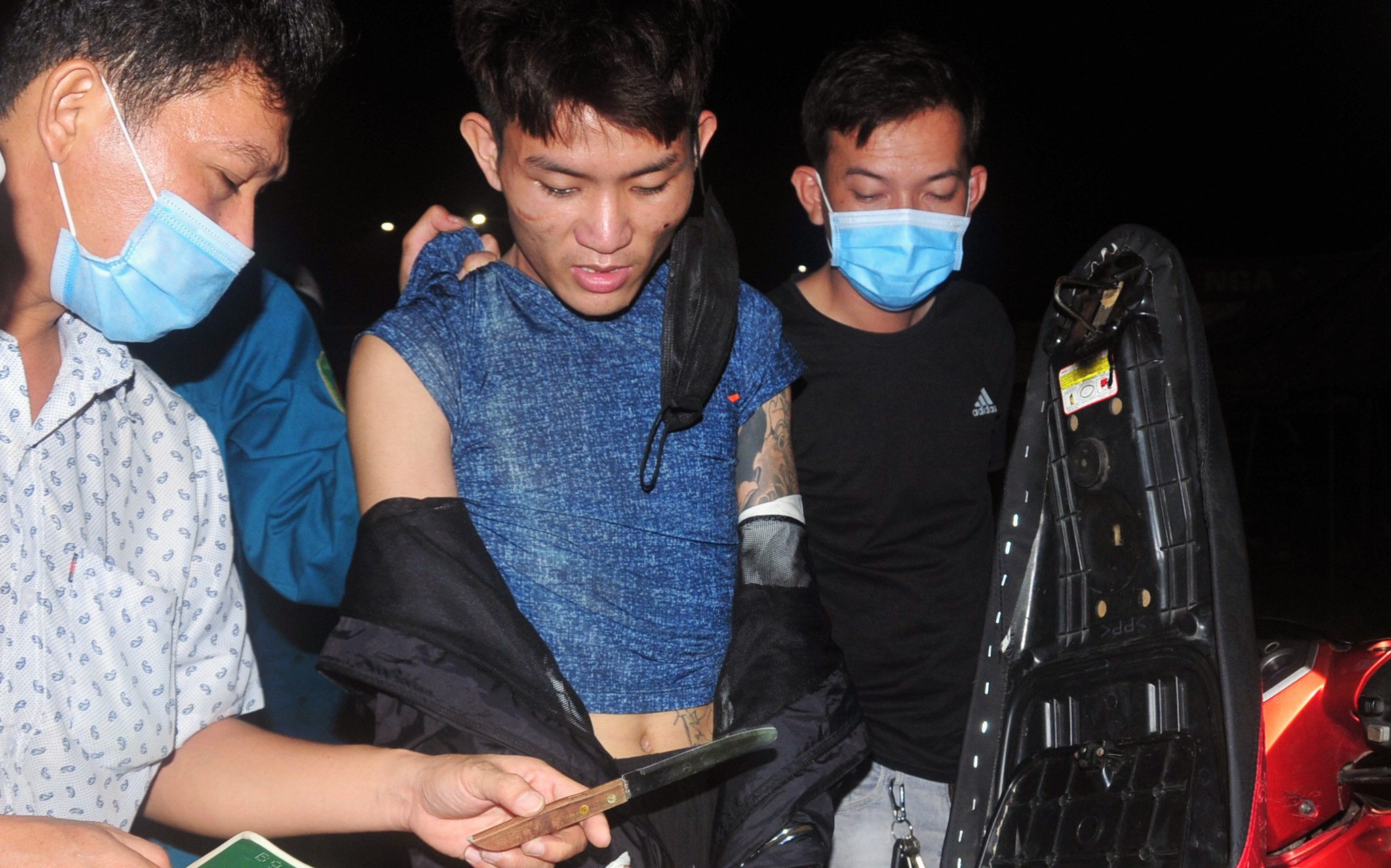 2 thanh nien bo chay khi qua chot kiem dich hinh anh