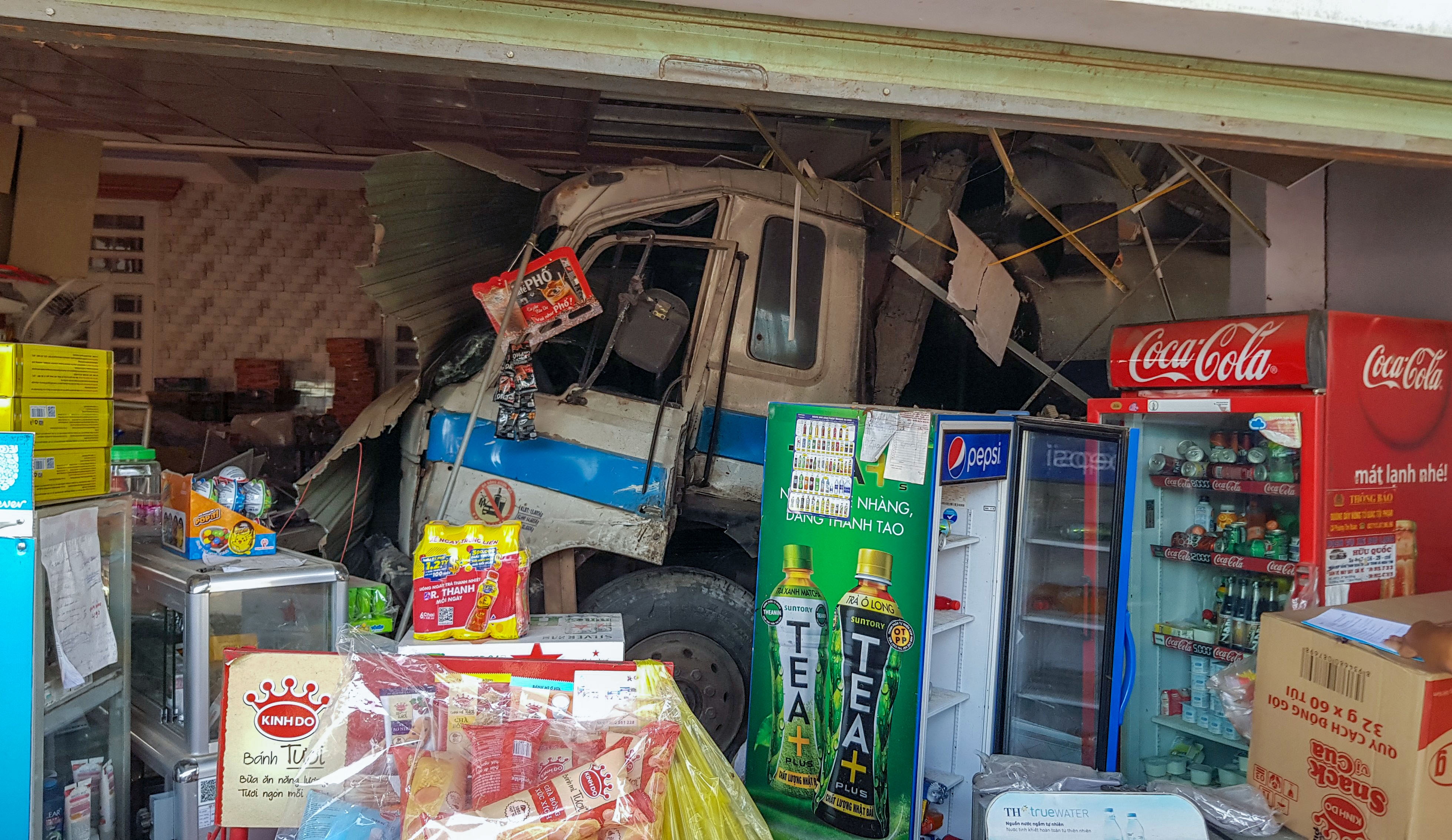 Xe bon cho dau dam thung 3 ki-ot ben duong hinh anh