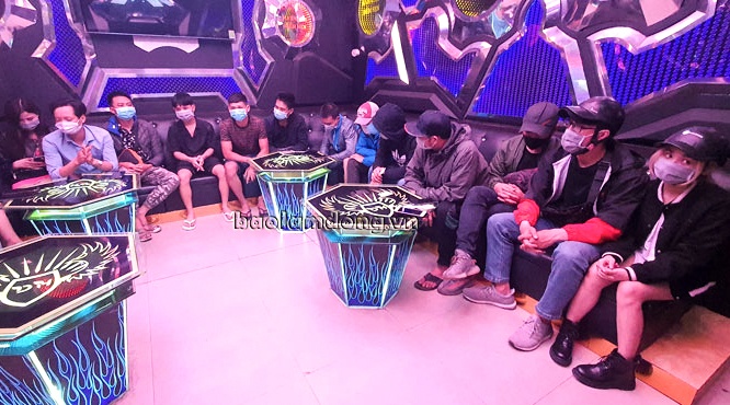 Quán karaoke hoạt động lén lút giữa dịch ảnh 1 Quan karaoke hoat dong len lut giua dich anh 1