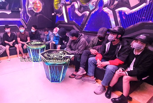 Rut giay phep 2 quan karaoke mo cua bat chap lenh cam hinh anh