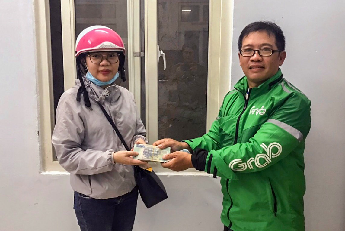 Tai xe e om o Nha Trang tra lai tien anh 2