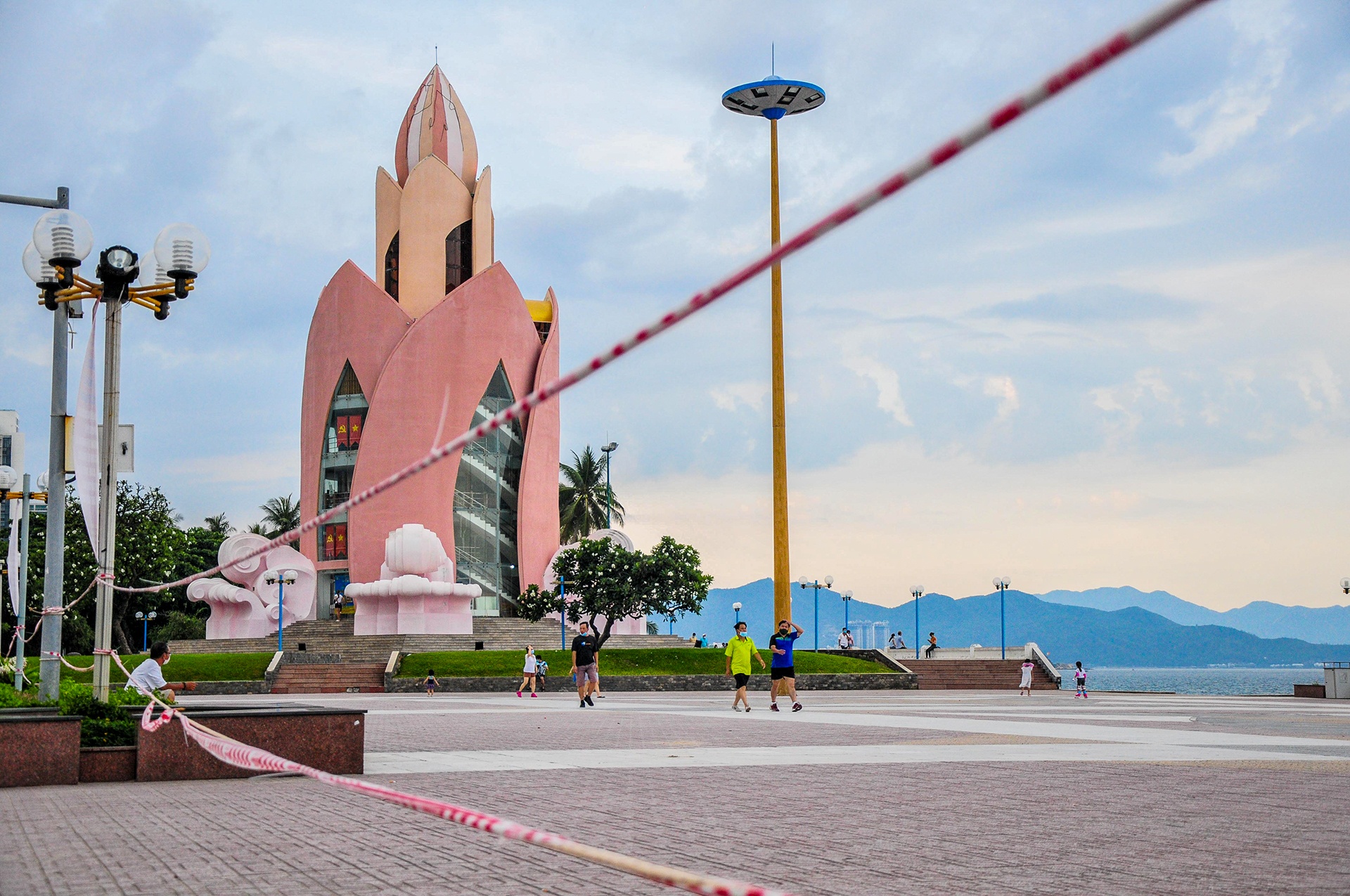 Khanh Hoa dong cua quan bar,  massage anh 1