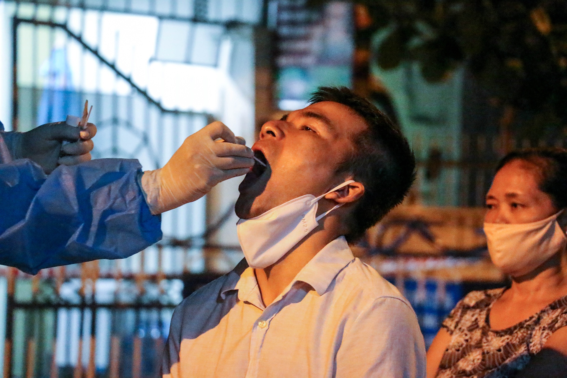 Khanh Hoa lay mau xet nghiem khan cap gan 200 nguoi trong dem hinh anh