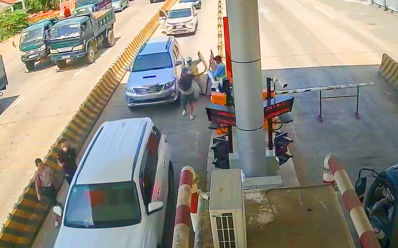 Canh doan xe di nguoc chieu qua tram thu phi hinh anh