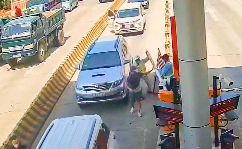 Be barie, lai oto chay nguoc chieu qua tram thu phi hinh anh