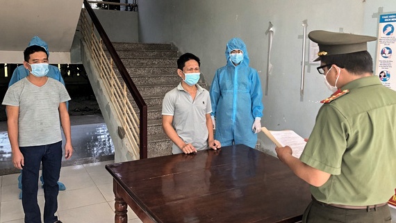 Tai xe cho nguoi Trung Quoc nhap canh trai phep anh 1