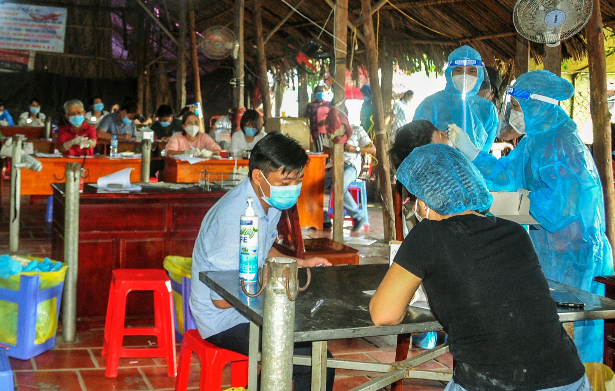 Them ca nhiem nCoV, Binh Phuoc xet nghiem dien rong hinh anh