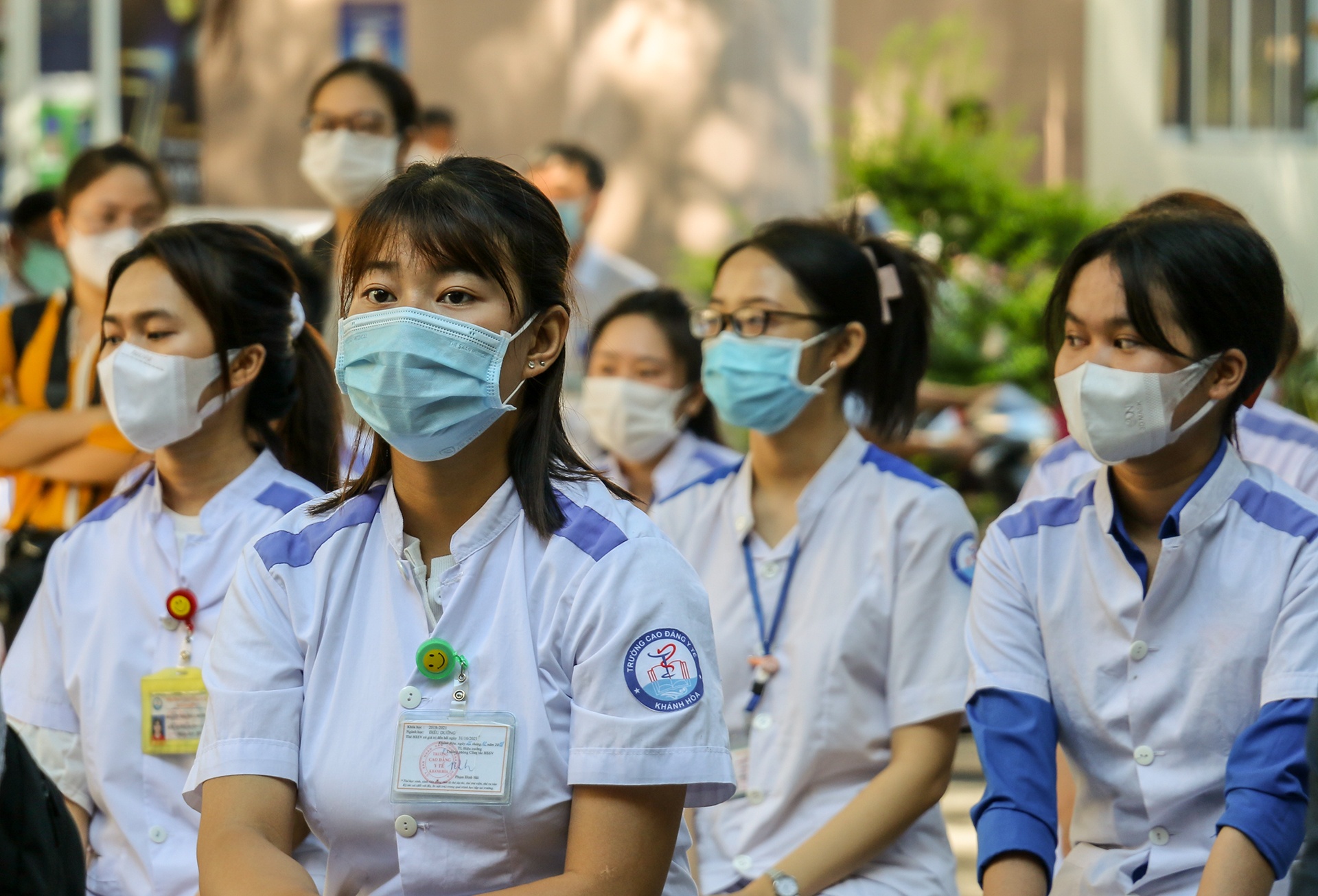 Sinh vien Cao dang Y te Khanh Hoa ra Phu Yen chong dich hinh anh