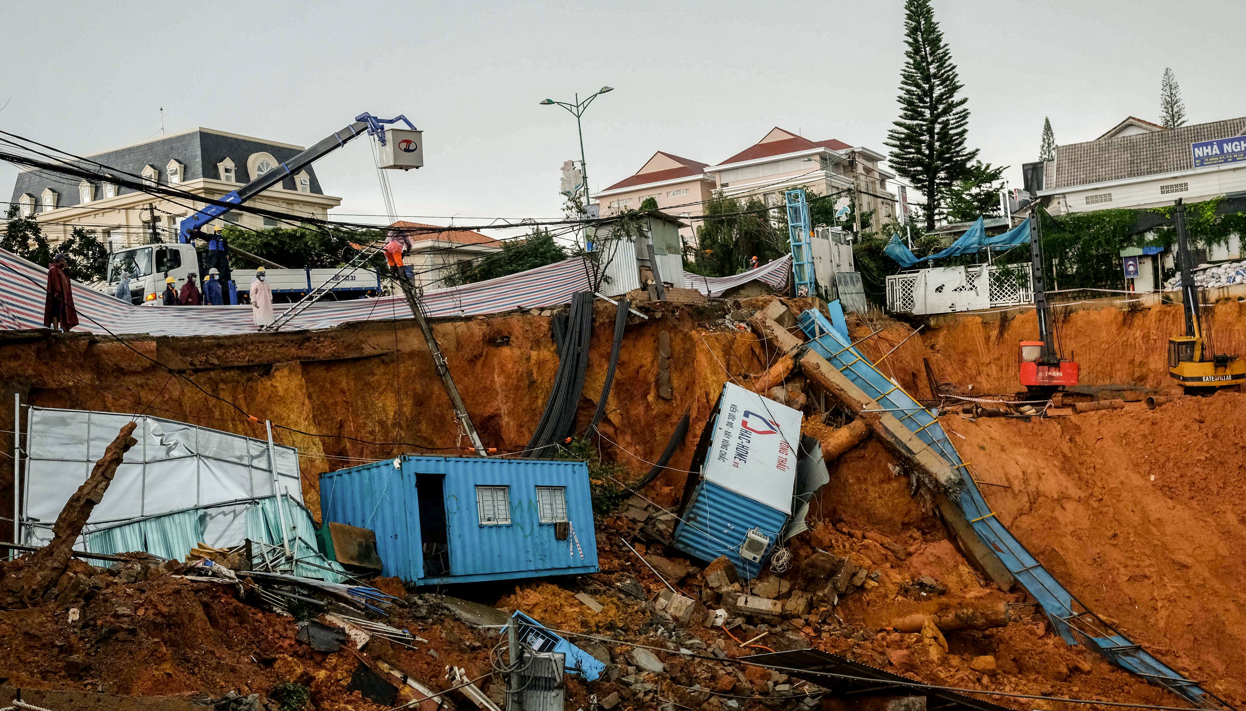 Sat lo tai cong trinh showroom oto o Da Lat hinh anh