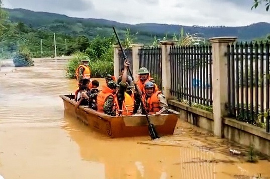 Lam Dong ngap nang, nhieu nguoi duoc cuu trong nuoc lu hinh anh