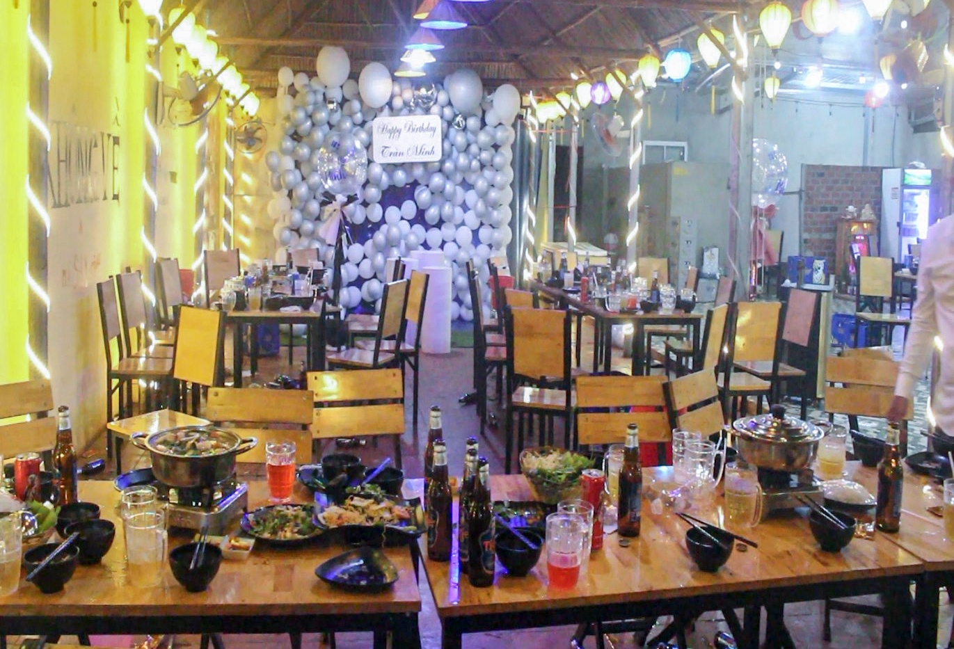 Hon 50 nguoi tu tap mung sinh nhat giua dich Covid-19 hinh anh