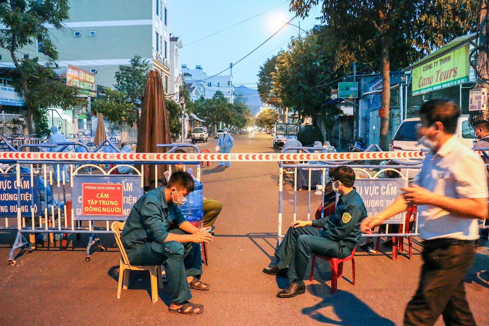 Tim duoc nguoi phu nu nuoc ngoai tron khoi khu phong toa hinh anh