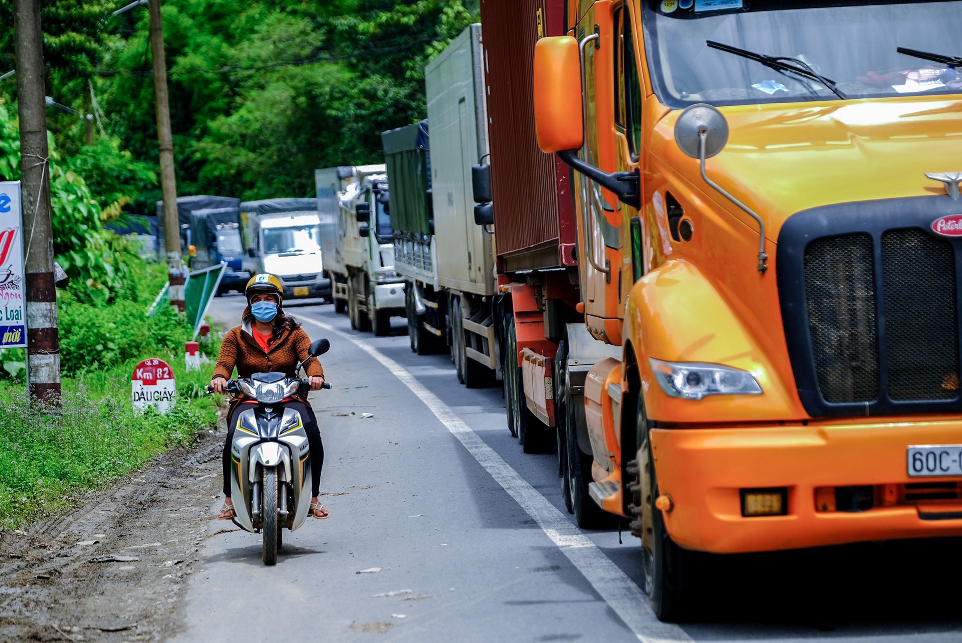 Hang nghin xe tai un u o cua ngo Lam Dong hinh anh