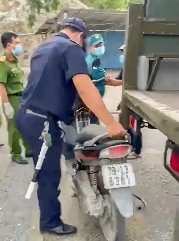 mua banh mi bi giu xe o Nha Trang anh 1