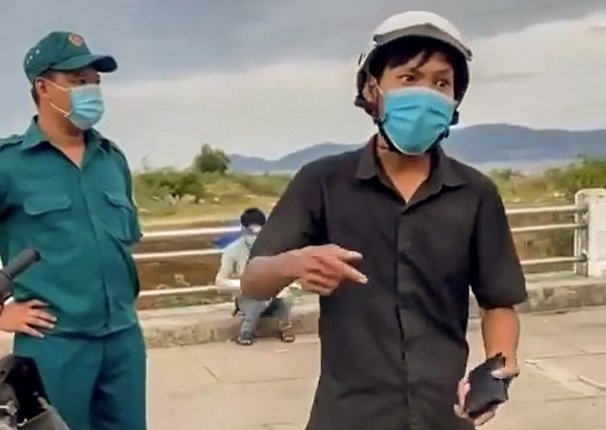 Chu tich Nha Trang gui thu xin loi cong nhan bi giu xe khi mua banh mi hinh anh