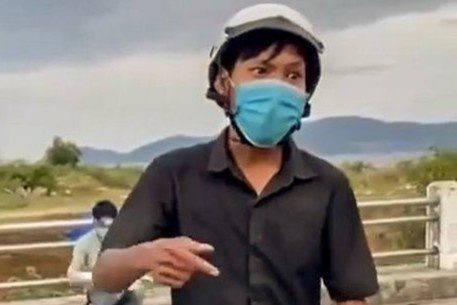 Nam cong nhan o Nha Trang bi giu xe, thu giay to vi di mua banh mi hinh anh