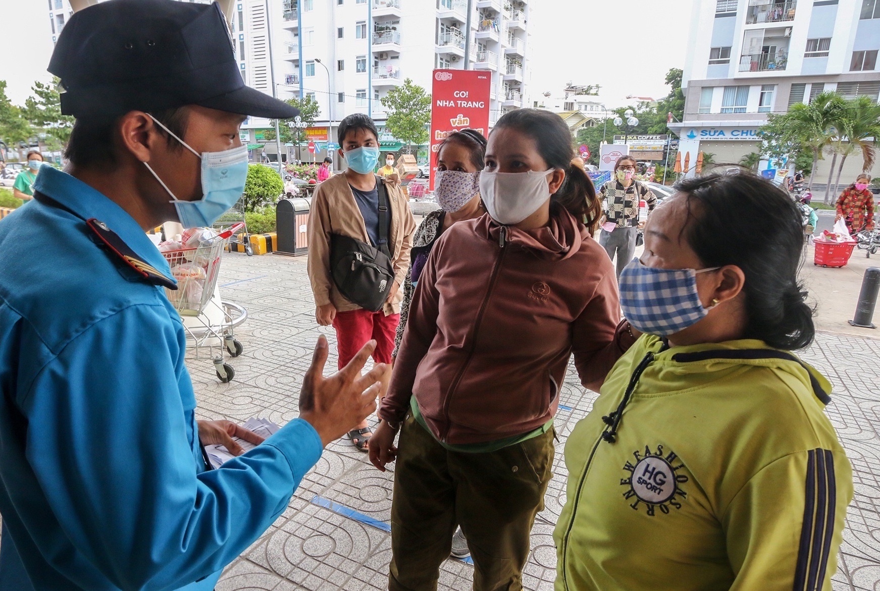 Nguoi Nha Trang dung phieu di sieu thi sau lenh dong cho truyen thong hinh anh