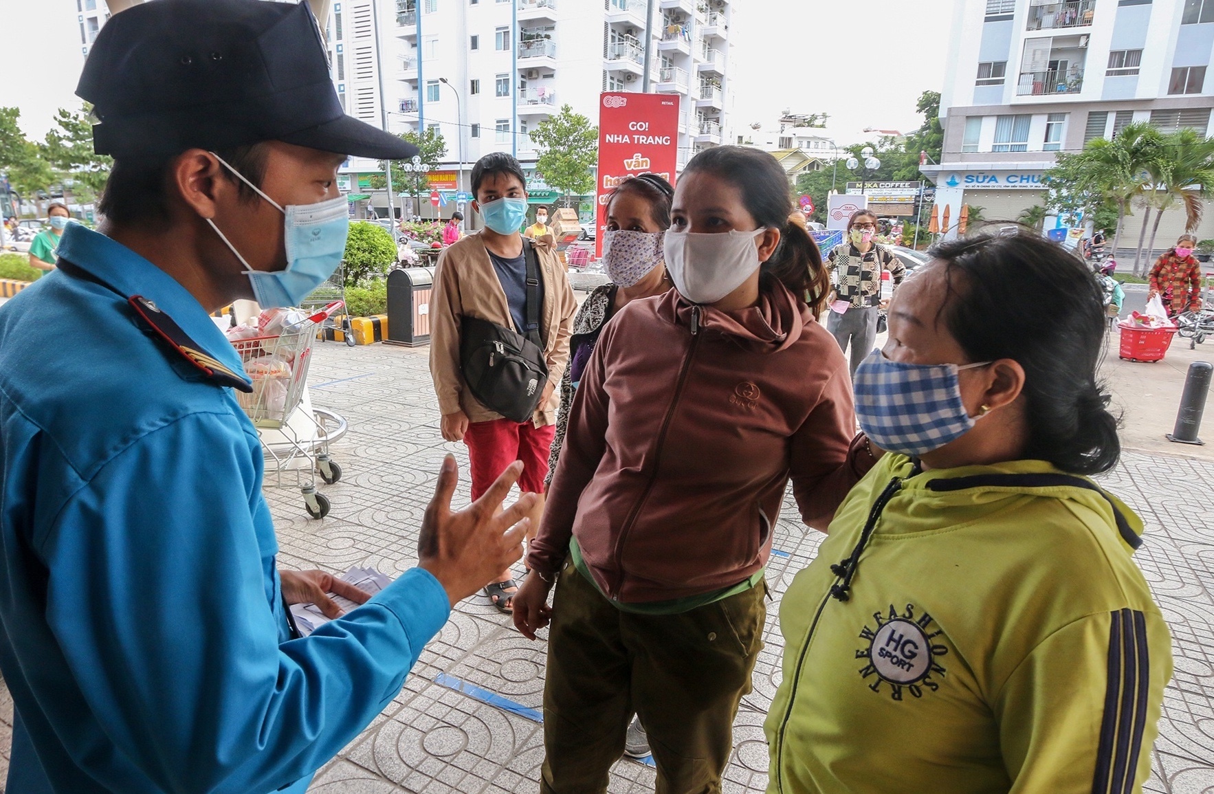 Sieu thi o Nha Trang sach hang anh 3