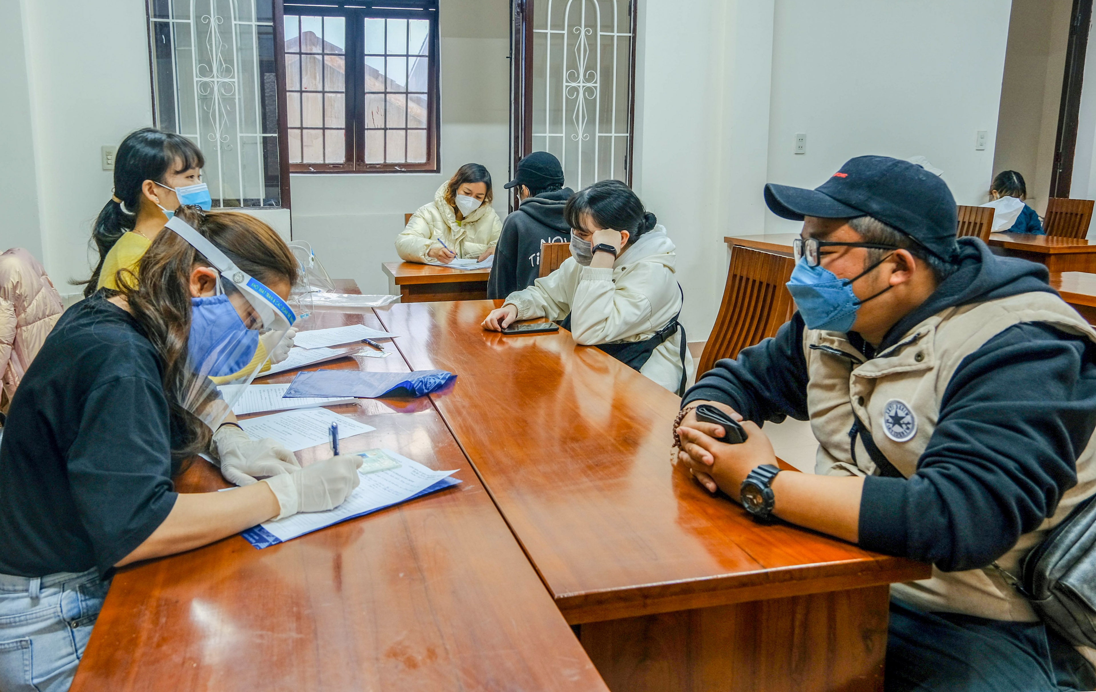 Tu tap ngam hoang hon Da Lat giua dich, 26 thanh nien bi phat hinh anh