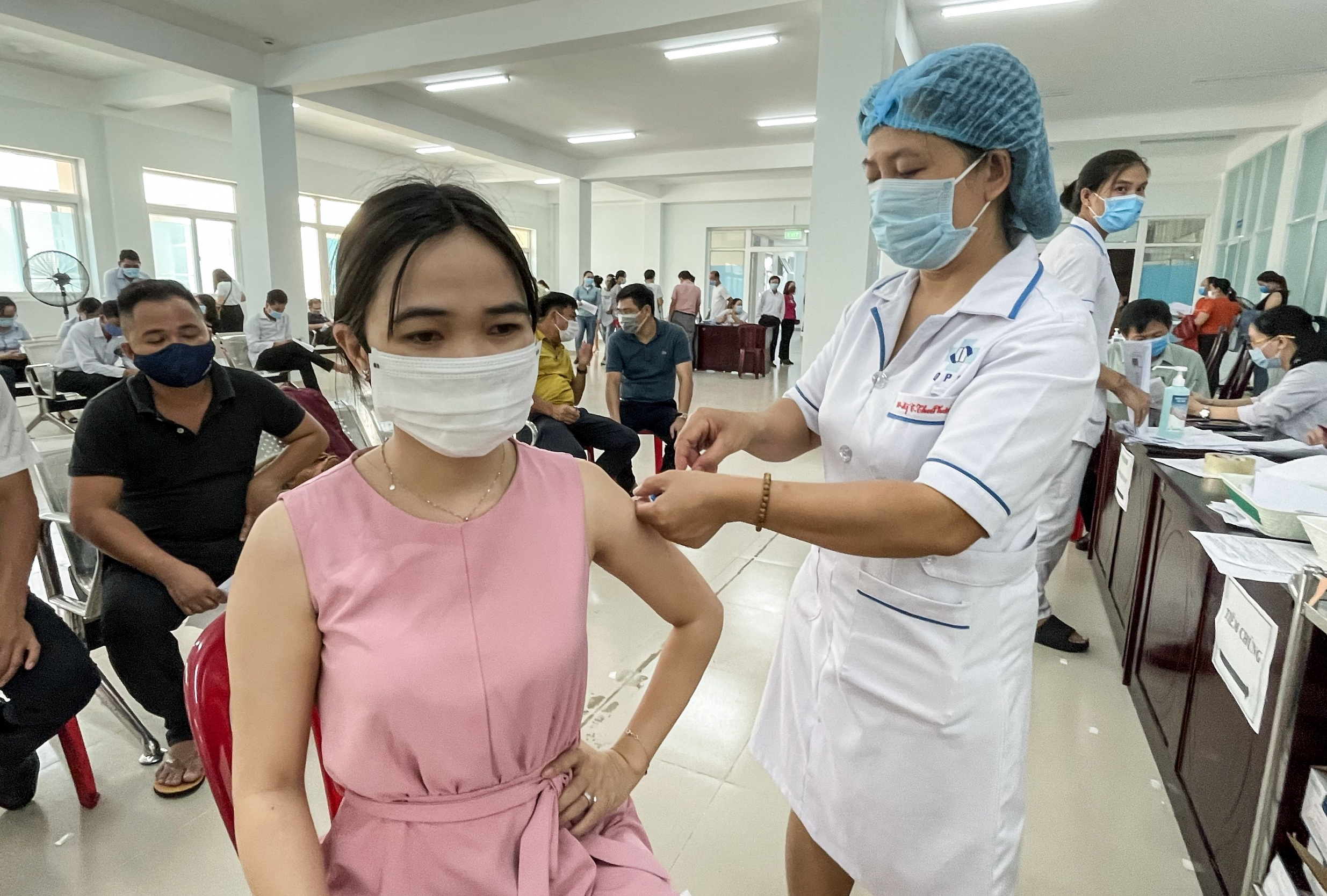 Tiêm vaccine cho người dân ảnh 2 Tiem vaccine cho nguoi dan anh 2
