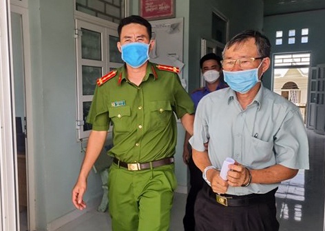 Truong van phong cong chung bi bat anh 1