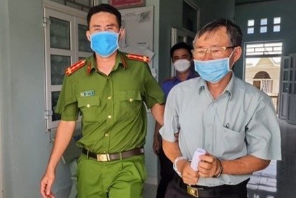 Truong van phong cong chung bi bat tam giam hinh anh