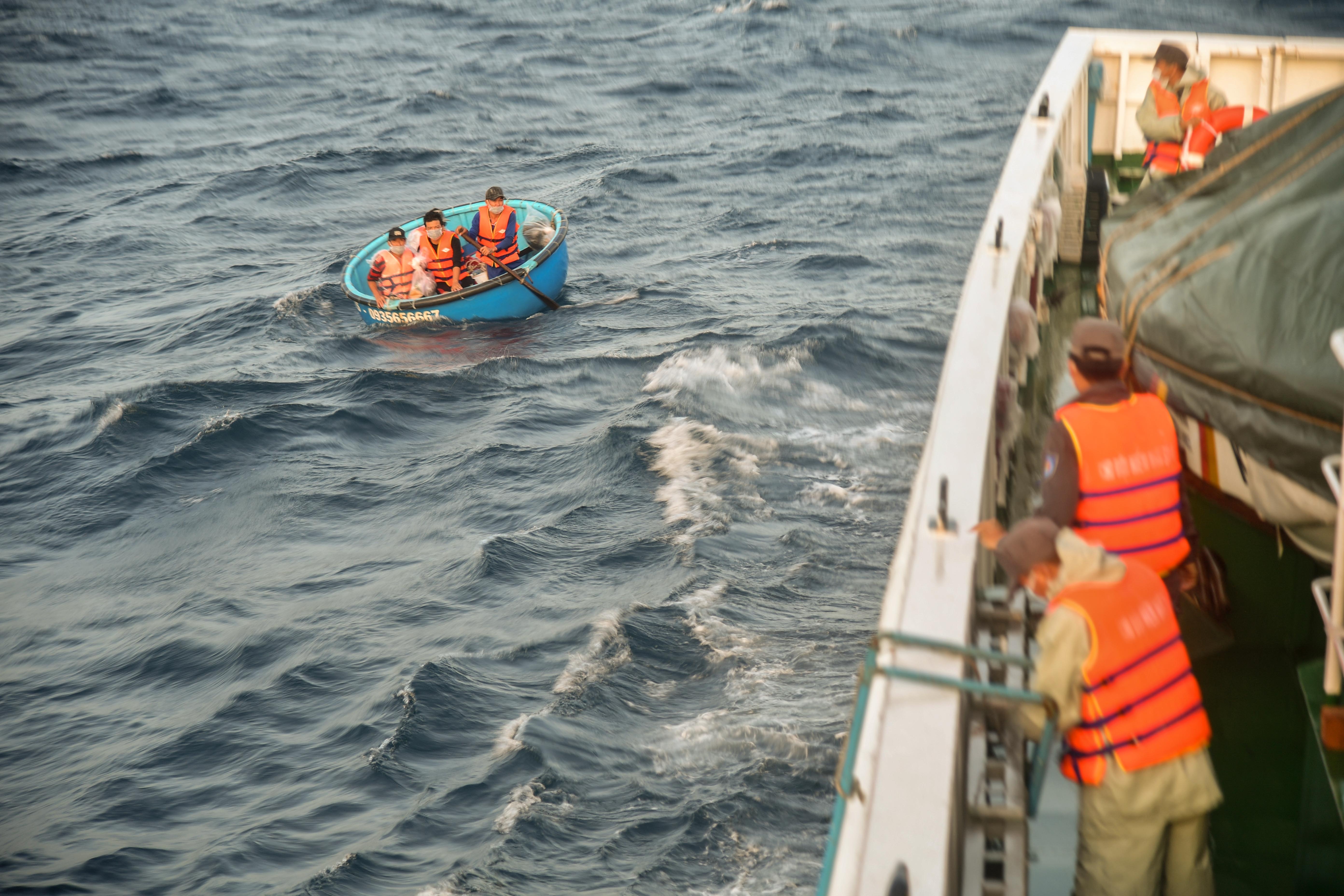 Canh 4 ngu dan duoc cuu tren bien hinh anh