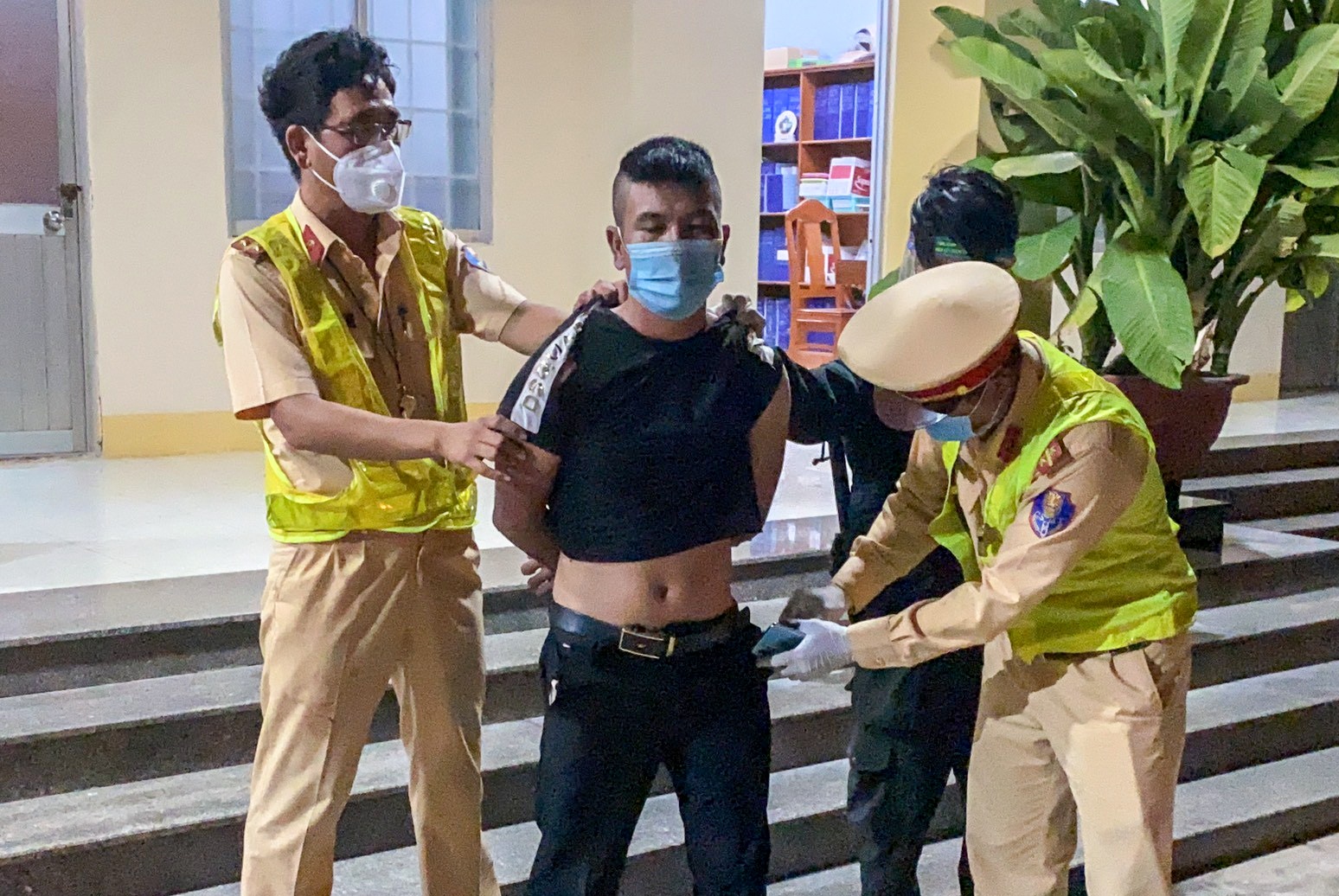 Thanh niên trộm ôtô bị bắt  ảnh 1 Thanh nien trom oto bi bat anh 1