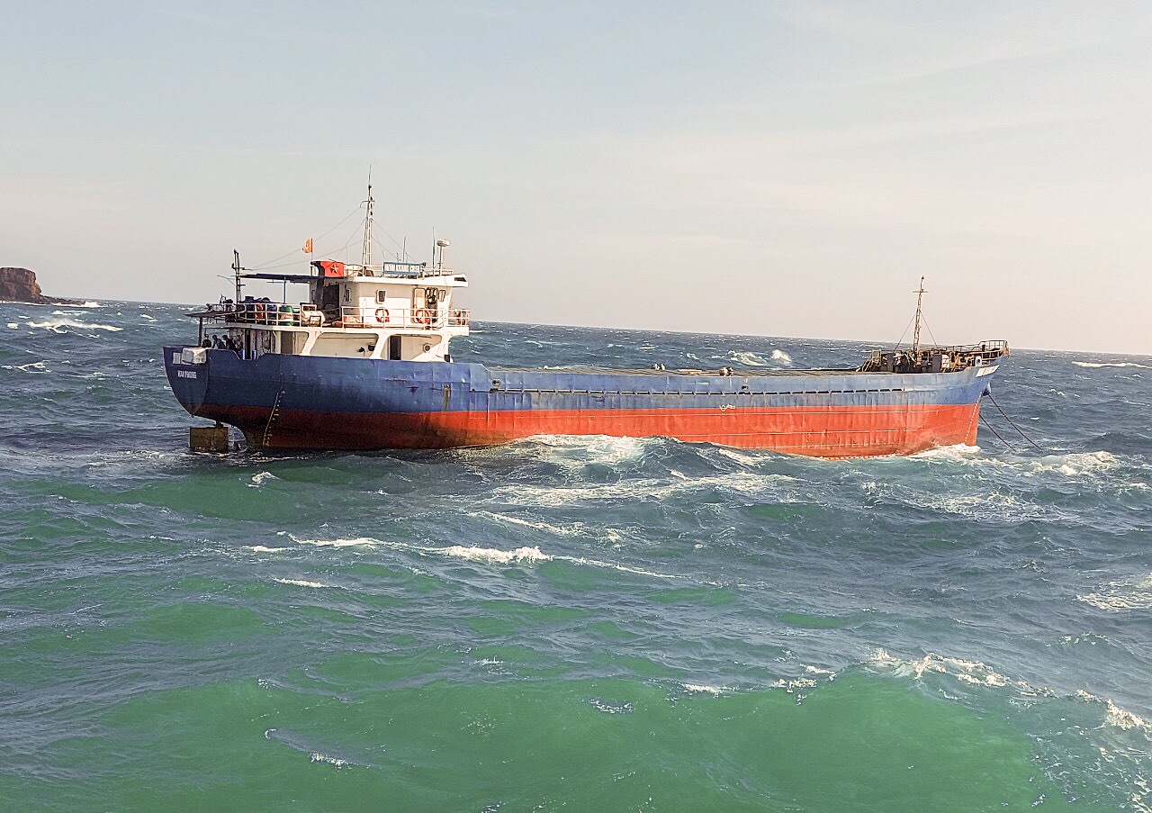 Tau cho 5 tan dau gap nan o dao Phu Quy hinh anh