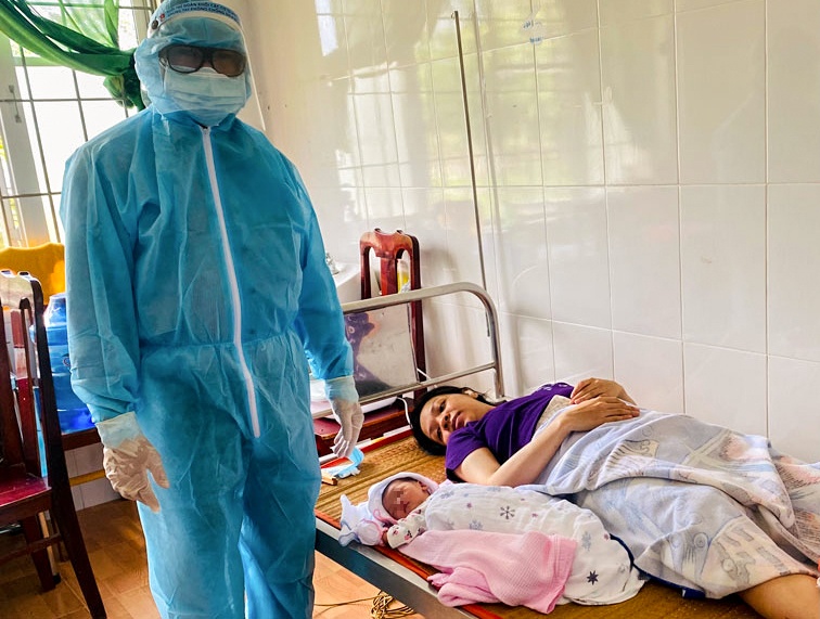 San phu sinh con trong khu cach ly hinh anh