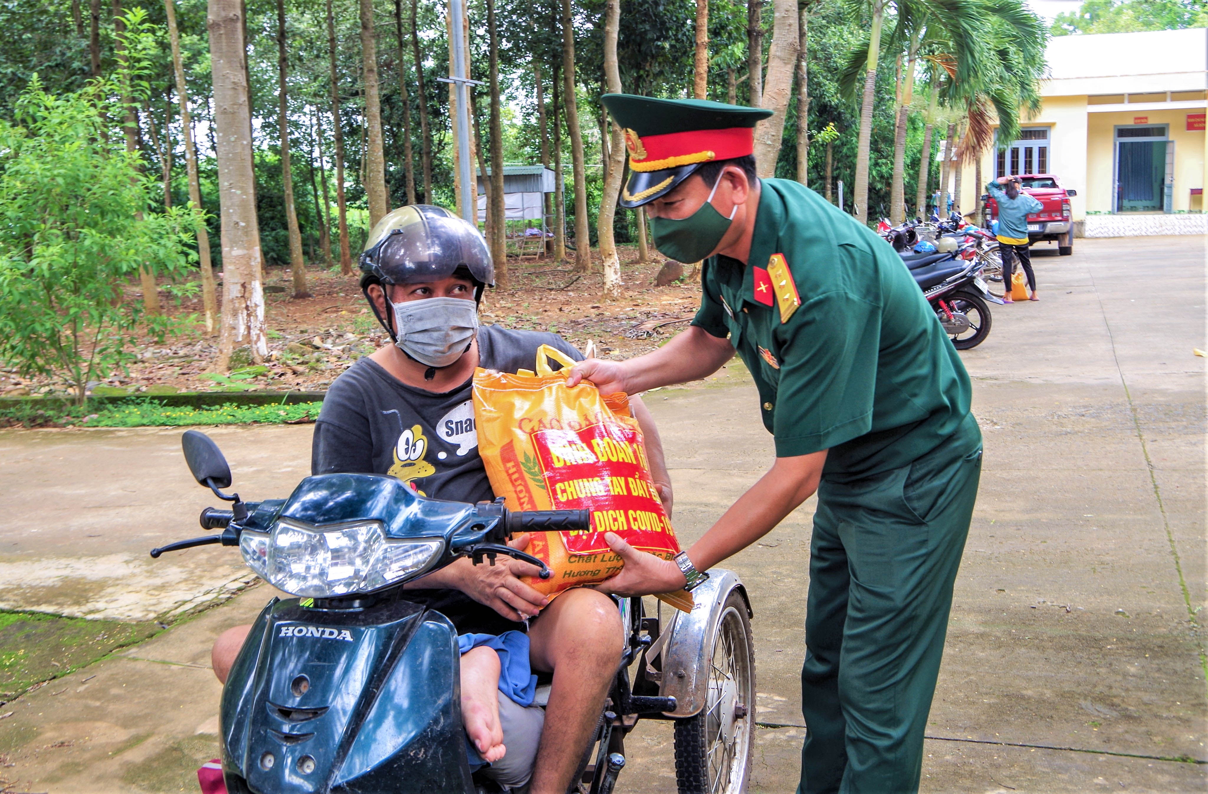 Binh Phuoc ho tro tien cho cong dan dang o TP.HCM hinh anh