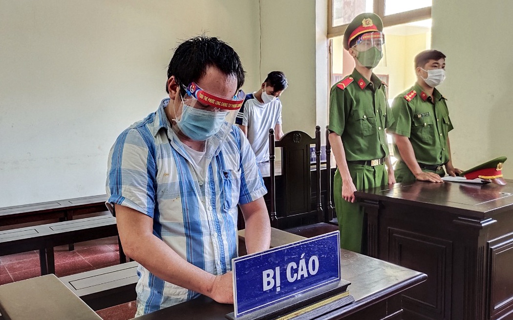 30 thang tu cho bi cao danh can bo chot kiem dich hinh anh