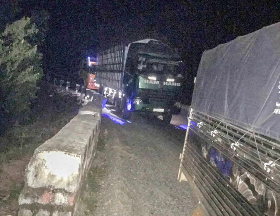 Xe cho thiet bi dien gio bi hong, deo Phuong Hoang ket nghiem trong hinh anh