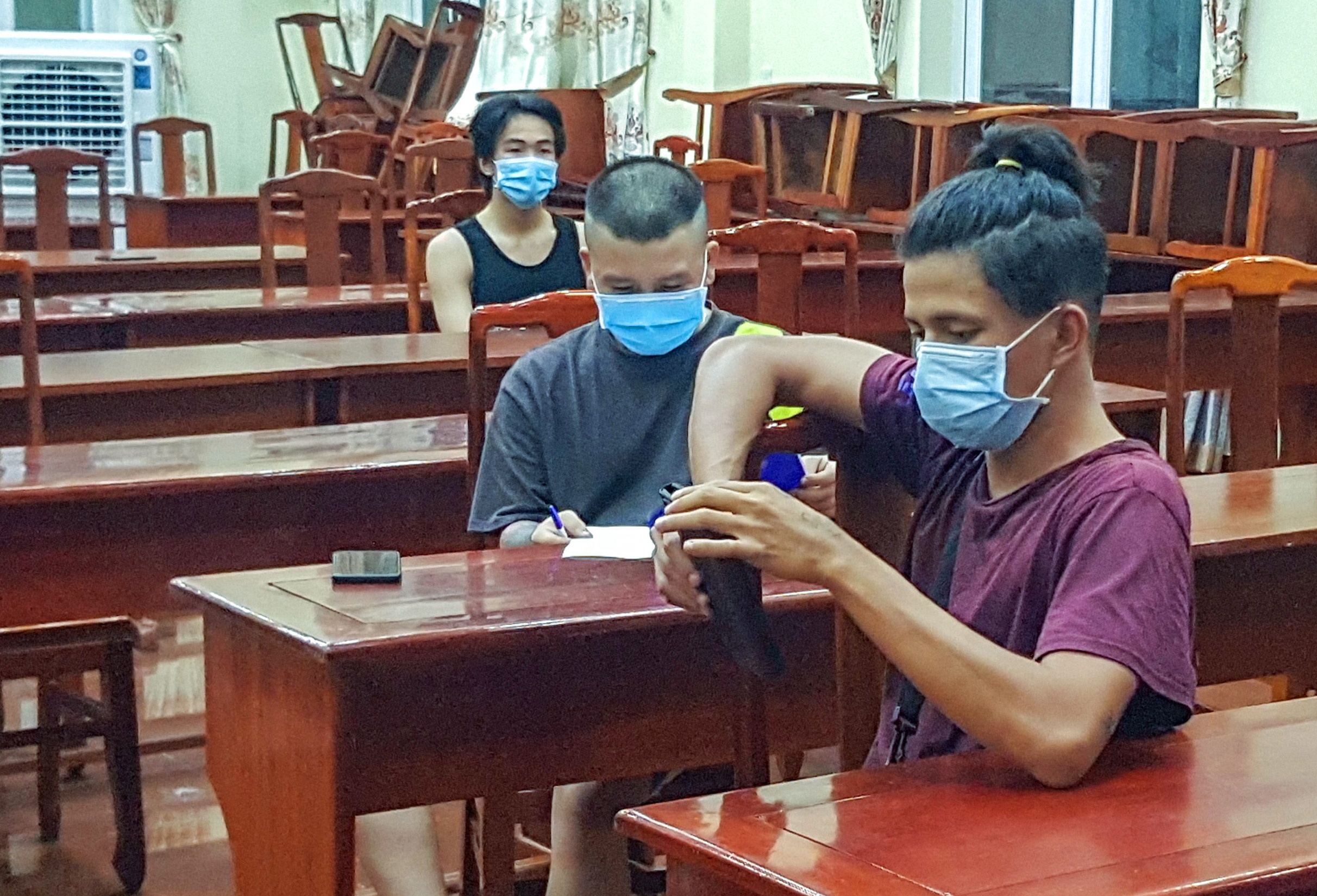 Nhom thanh thieu nien tu tap trong cong vien de truot patin hinh anh