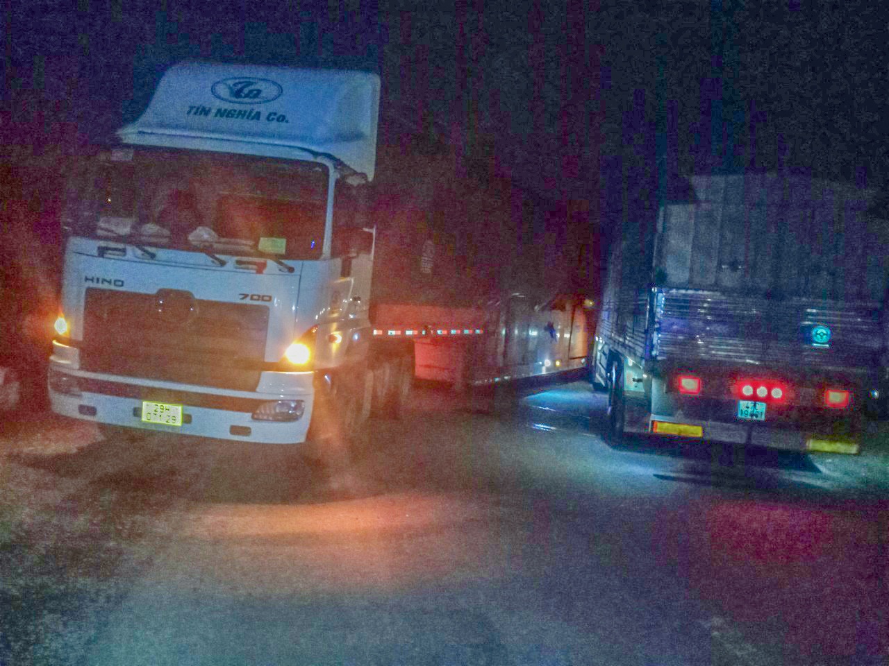Oto tai va cham container, deo Phuong Hoang ket hon 10 km hinh anh