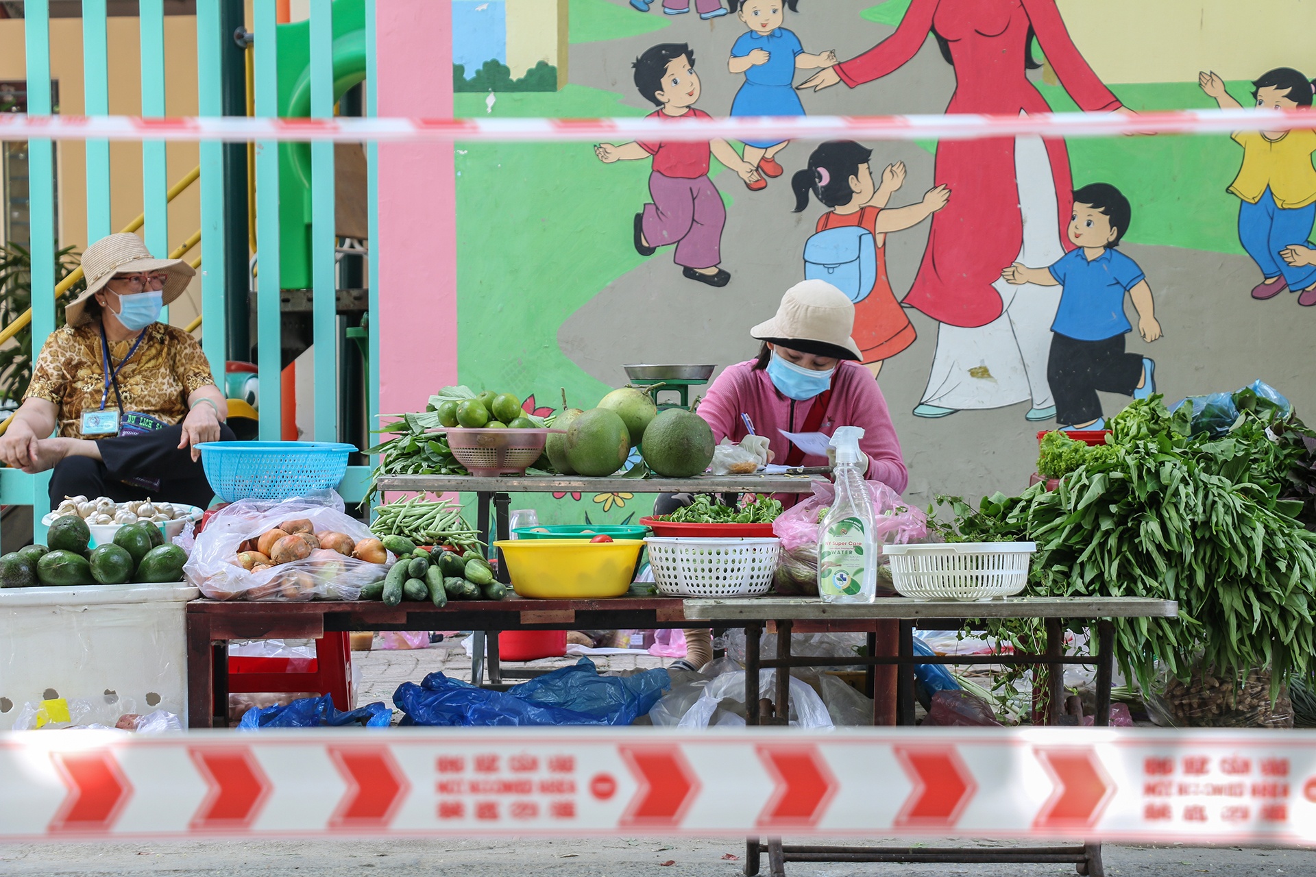 Nha Trang dua cho ra pho, to cuu tro mua giup giao cho tung nha dan hinh anh