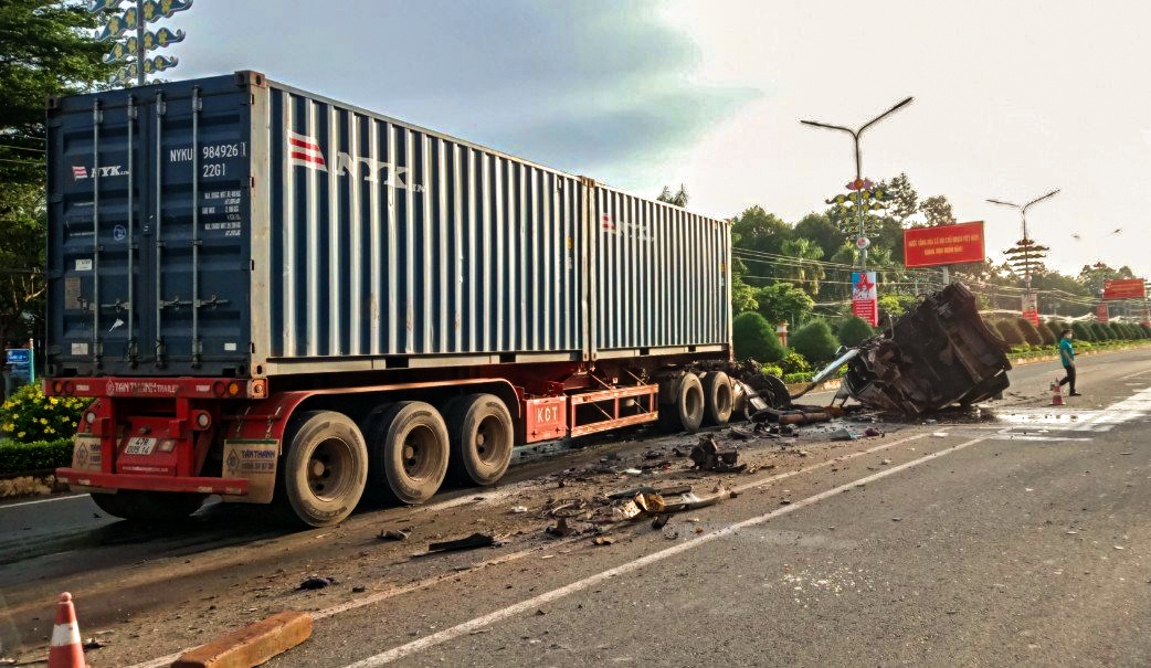 Xe container dam xe bom be tong, 3 nguoi mac ket trong cabin hinh anh