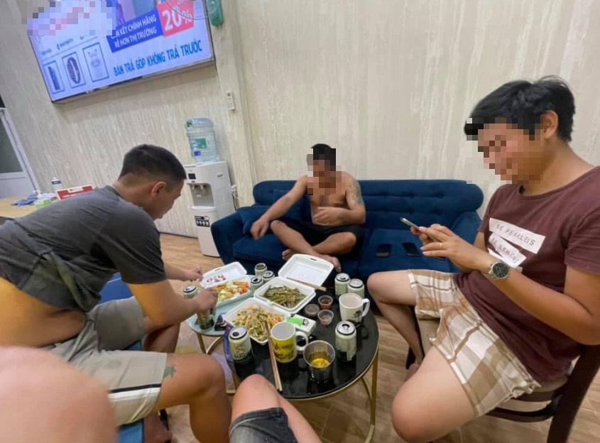 tu tap an nhau trong luc gian cach anh 1