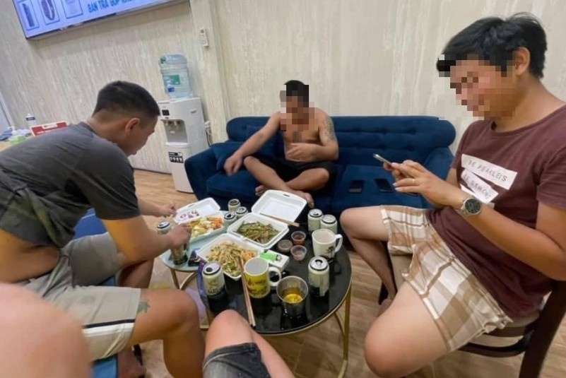 Len tu tap an nhau con chup anh dang Facebook hinh anh