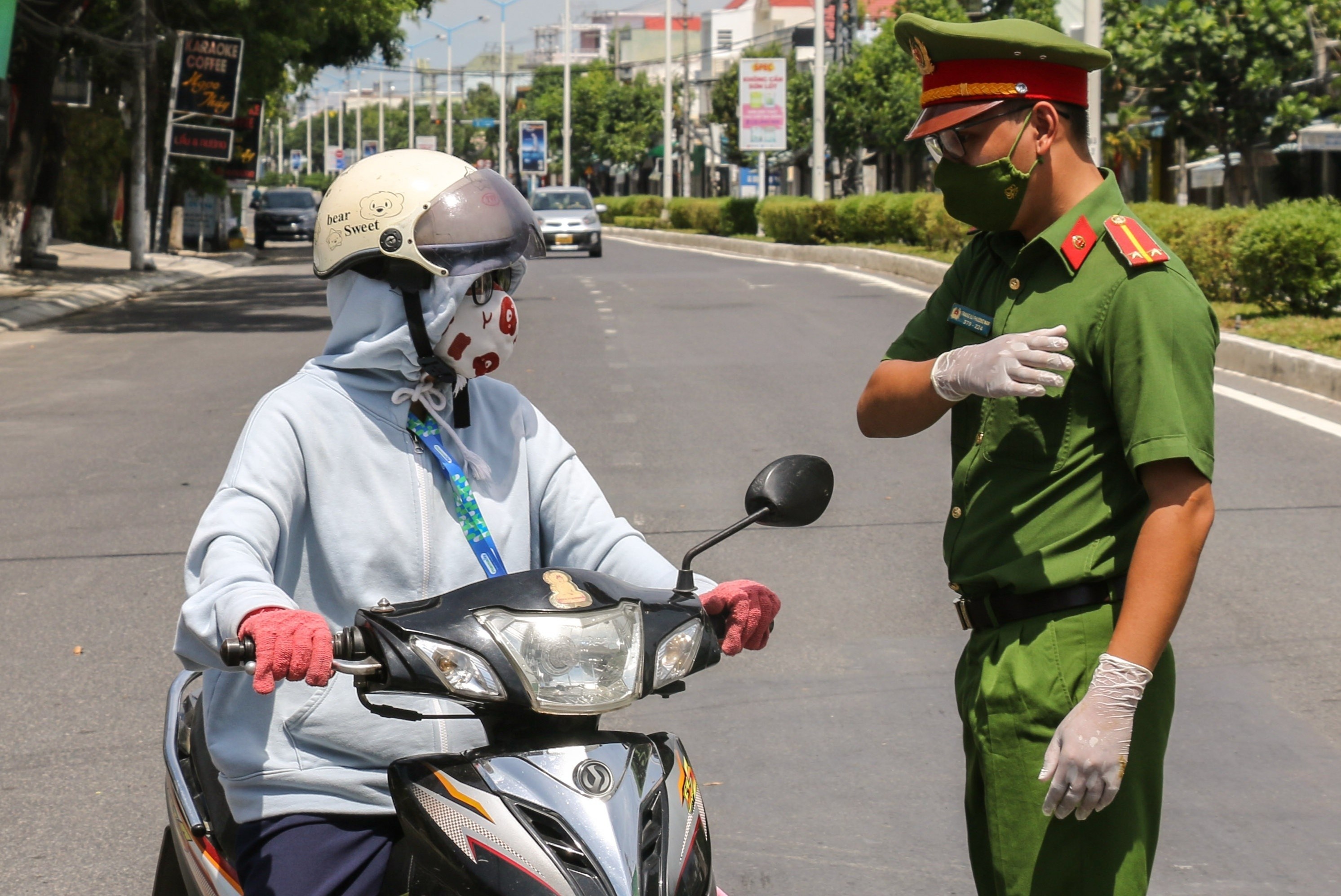 Cho thoi viec nu bac si lam lay lan dich Covid-19 hinh anh